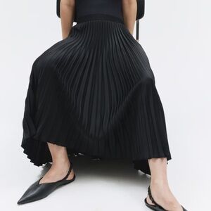 H&M Black Pleated Skirt in Size S